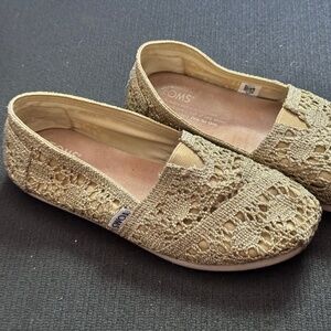 Toms gold crochet